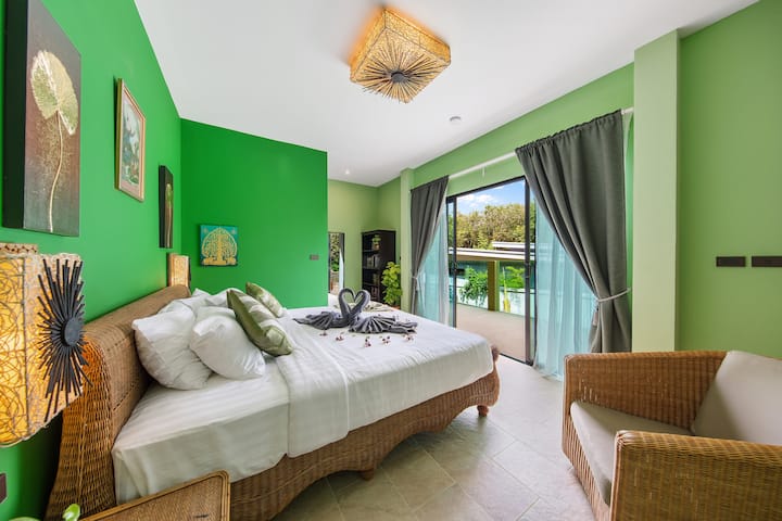 ห้องนอนใหญ่มีระเบียง