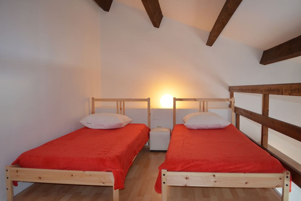 Grande mezzanine avec 2 lits simples