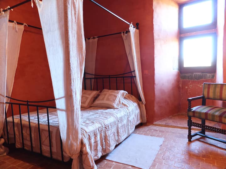 Chambre rouge dite "chambre de la marquise" (2e étage tour ronde)