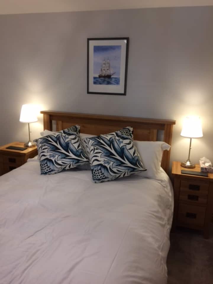Dormitorio en planta baja, cama tamaño king.