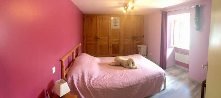 2ème étage : Grande chambre, lit 140 x 200, 1 chevet, placard (penderie et lingère)