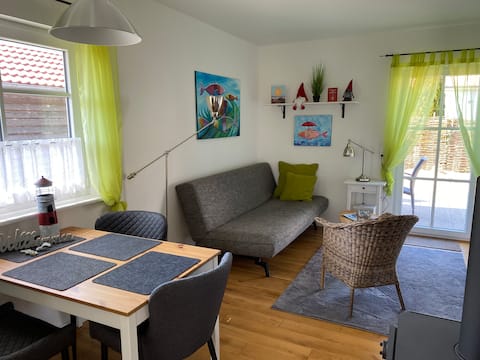 Erfolgreiche Airbnb-Immobilie: Cozy tiny house with fireplace and sun terrace in Fehmarn