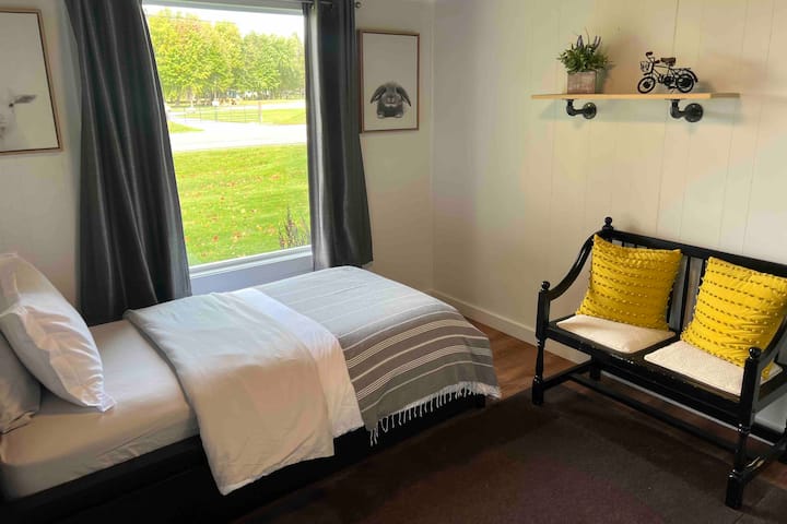 Twin Bed off Main Entrance 