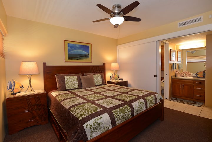 kitanda kipya cha ukubwa wa king, mashuka ya ziada, kabati za nguo za pembeni pamoja na friji ya droo 5 kwa ajili ya kuhifadhi, 