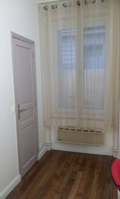 cote fenêtre porte douche WC