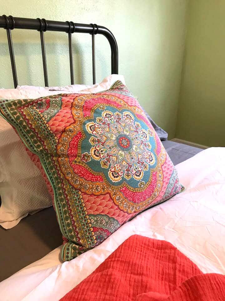 غرفة نوم الجدة العلوية في الطابق الثاني 3 سرير كوين/طقم مناشف/تلفزيون/مكيف هواء/خزانة/خزانة ملابس 