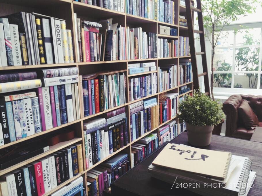挑高大面書牆