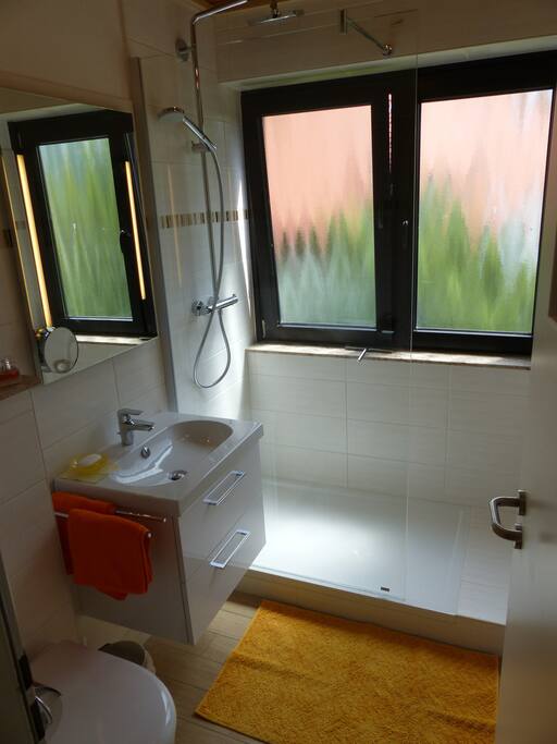 Badezimmer mit begehbarer Dusche