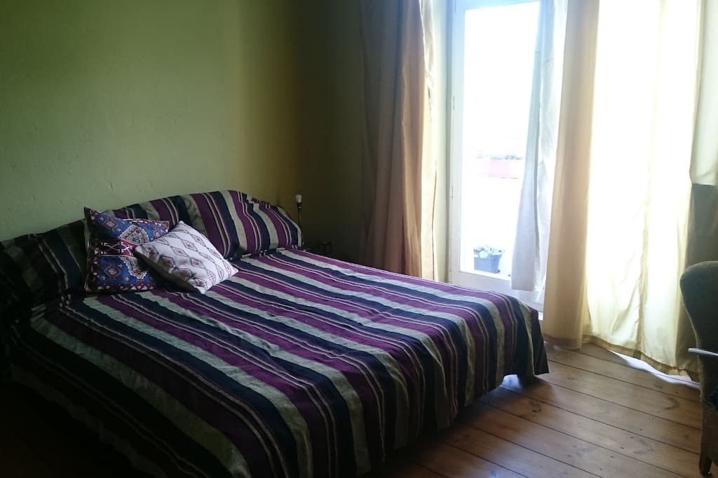 Großes Bett aus Massivholz