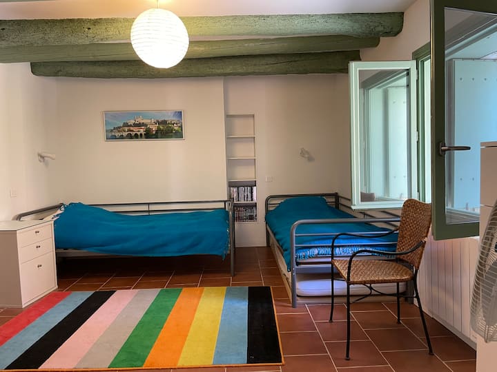Dormitorio en el «Estudio» de la planta baja. Posibilidad de tres camas individuales (90 cm). Baño privado (ducha e inodoro) en conexión directa, así como lavadora con secadora.