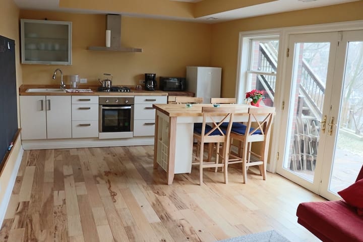 Spacious, warm, private apartment near CMU /Pitt