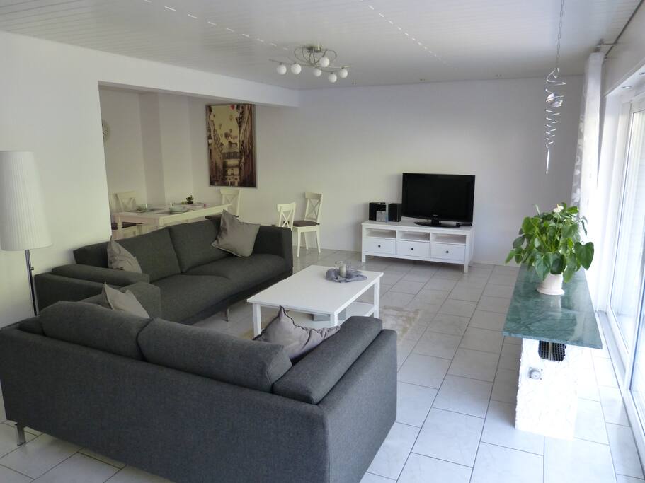 Wohnzimmer mit Übergang in den Essbereich