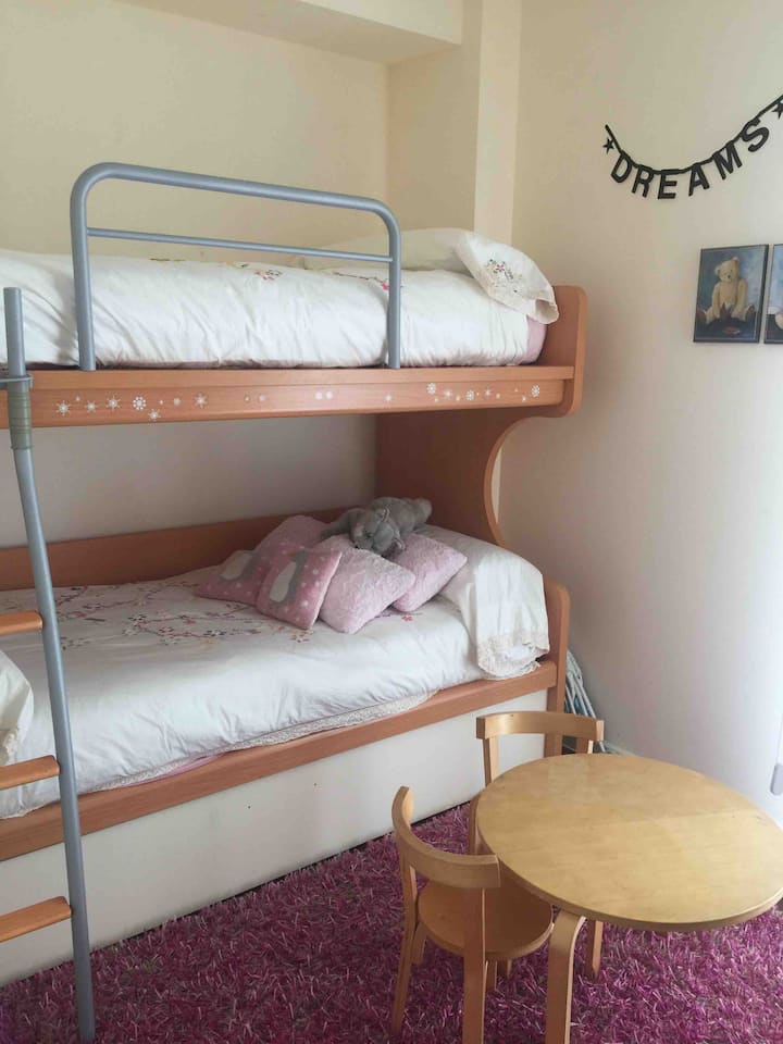 Dhomë gjumi me krevate marinari 