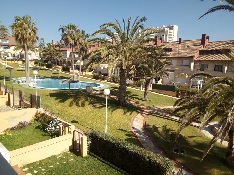 Piscina y areas verdes a pie de playa.