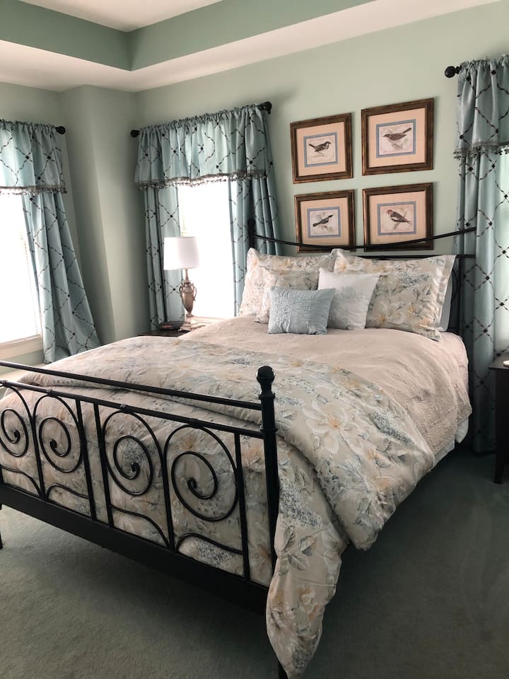 Bedroom queen size bed