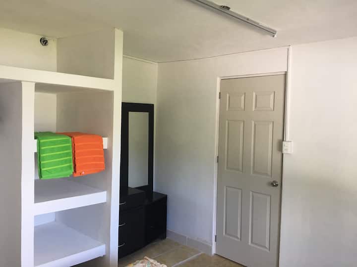 חדר ראשון לשני אנשים.