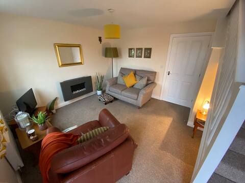 Top Airbnb: Dinky House- Cosy 2 bed mid terrace uphill Lincoln in Burton