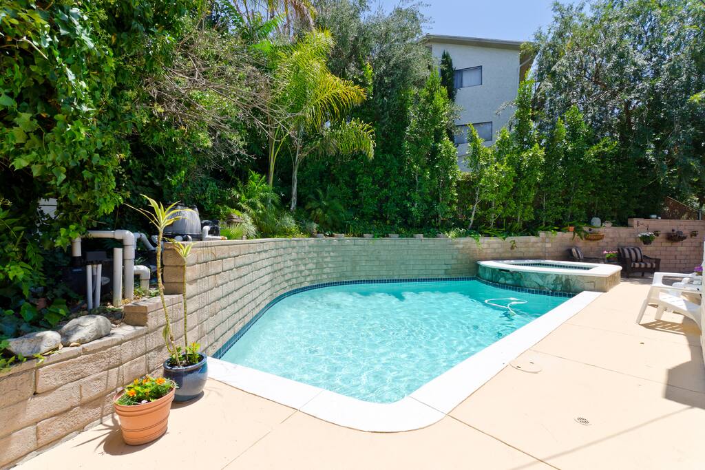 pool/jacuzzi