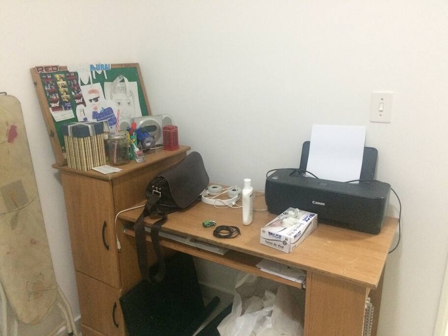 Mesa de Escritório (Quarto do Hóspede)