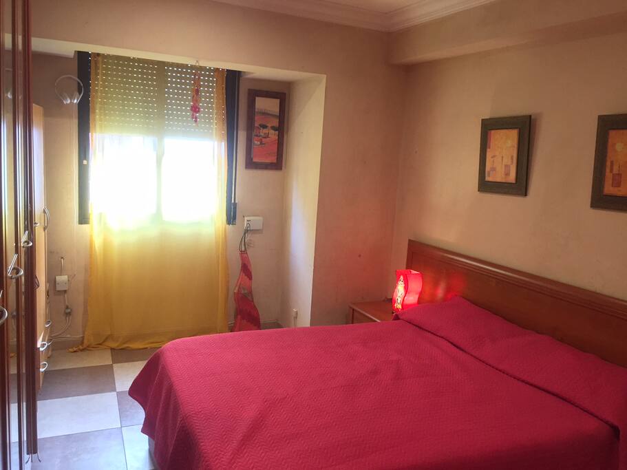 Habitación con cama de matrimonio y con aireacondicionado