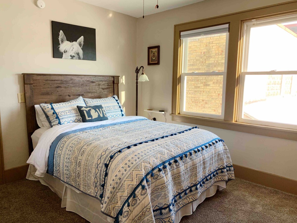 二号卧室标准双人床