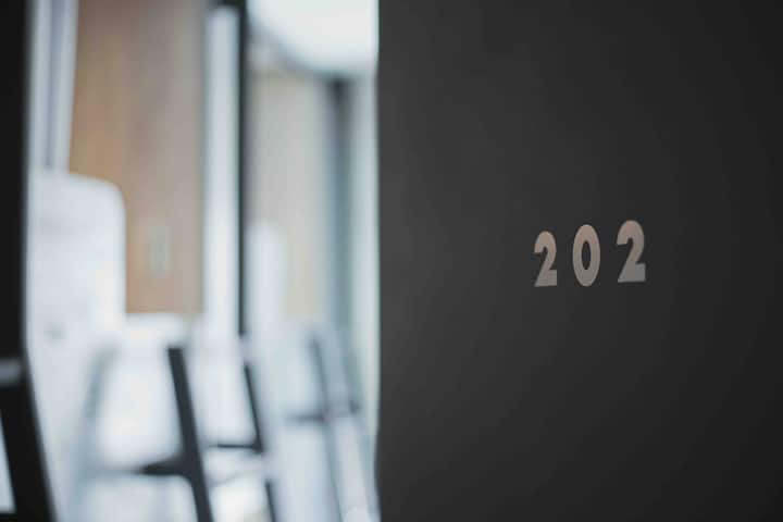 غرفة 202 غرفة سكن. تستوعب لنوم 6 أشخاص. 3 أسرّة بطابقين. نستخدم أيضًا سريرًا متحركًا كما هو الحال في الغرف الأخرى.إضاءة فردية ومنافذ لكل سرير. الغرفة مجهزة بمكيف هواء ومنقي هواء.