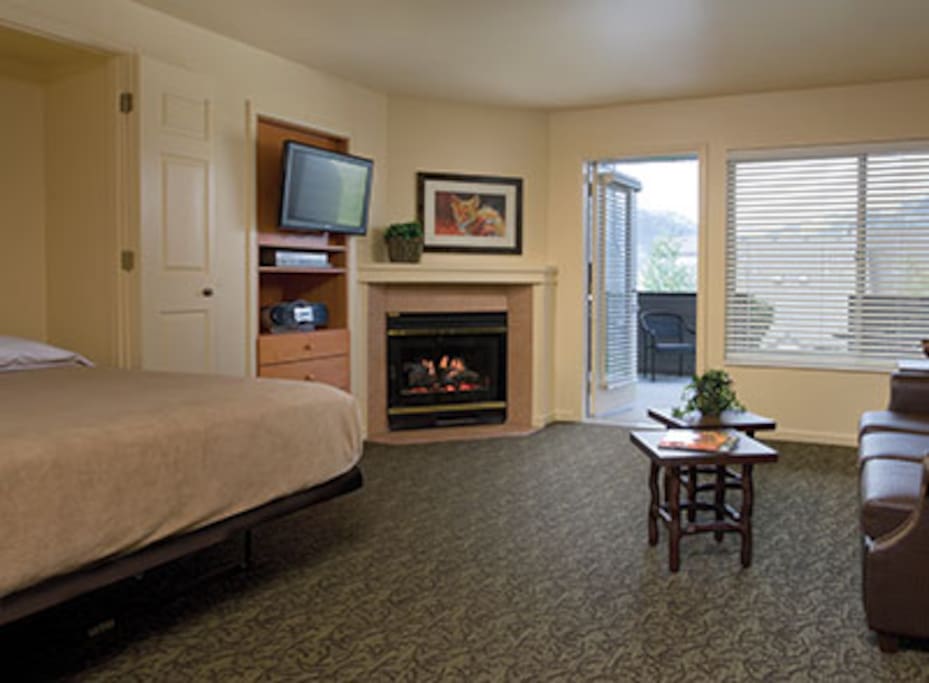 This picture does not show the specific unit being rented. The unit rented will be based on which units are available upon check-in. These pictures are meant to show the property and an example of the room style and décor.