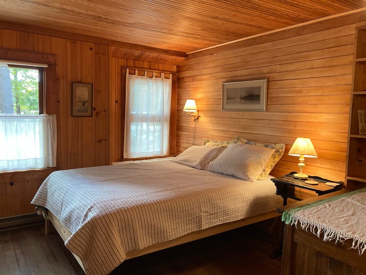 غرفة نوم بسرير كبير