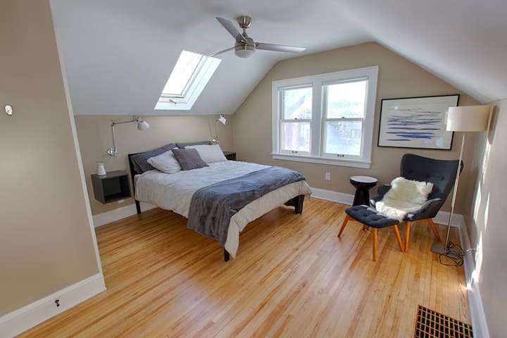 חדר השינה של ווסט ווינג, המואר ומאוורר, כולל "Birds על תיל" של האמן המקומי ניק ורובלסקי. 