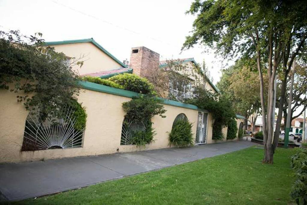 Zona muy tranquila con un parque divino justo en frente.