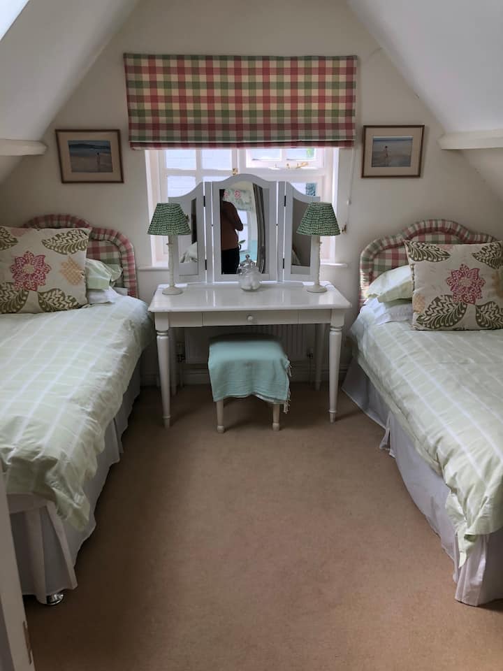 楼上有2张单人床 