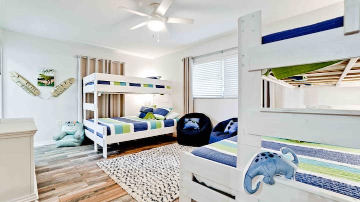 Jitayarishe kwa wakati mzuri!  Mbili pacha juu ya vitanda vya bunk vya malkia hutoa chaguo la mwisho la mipangilio ya kulala. Bafu lililoambatanishwa. 