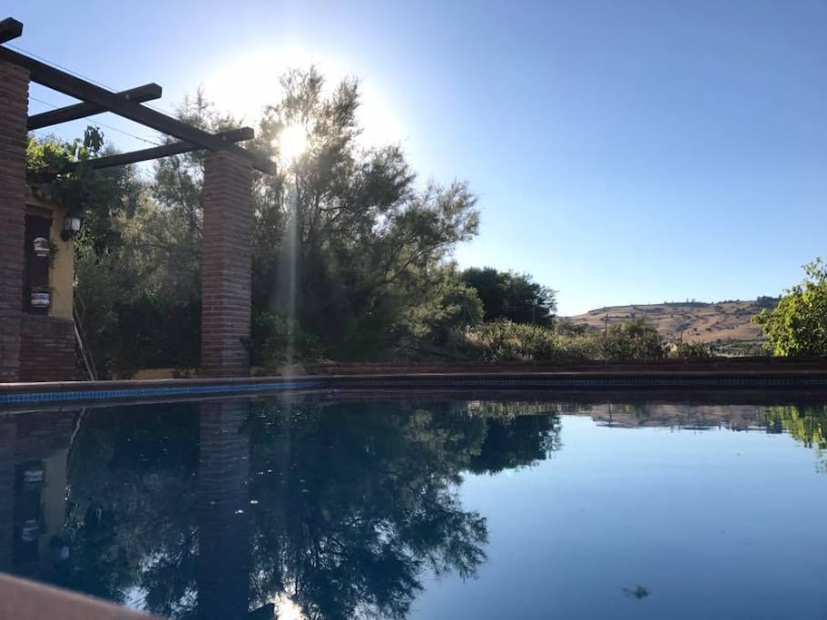 Piscina con el reflejo del cielo