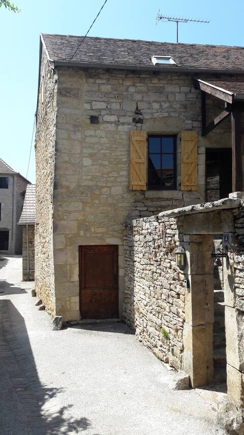 Casa de piedra en un pueblo medieval
