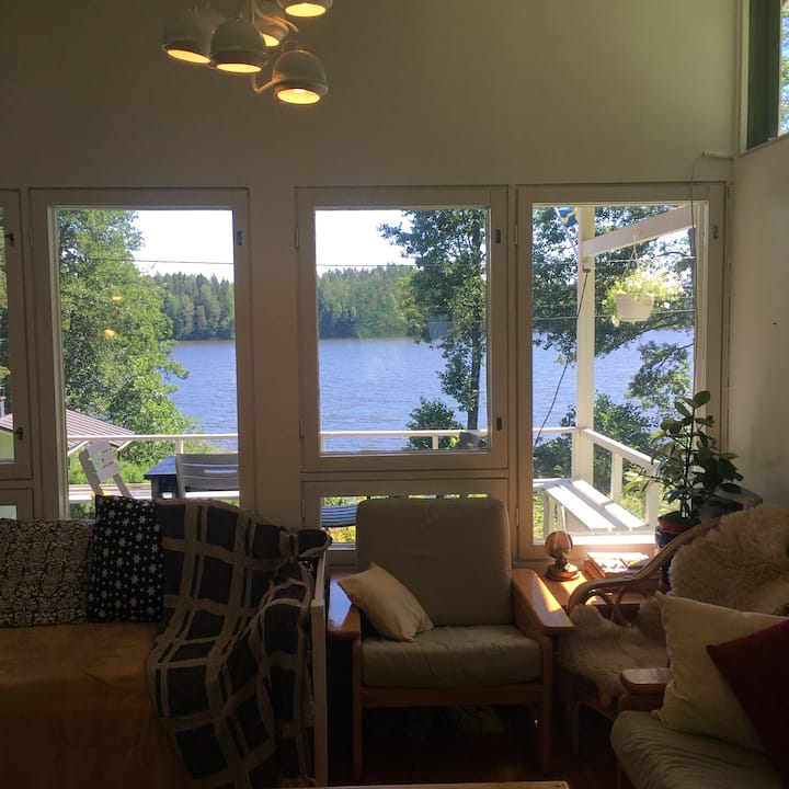 从客厅可欣赏湖景/从客厅到甲板和湖泊的景观