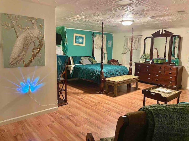 Peacock Apartment in Nature Habitat