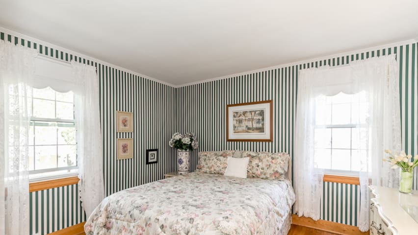 Clean and quiet room in a very nice home.