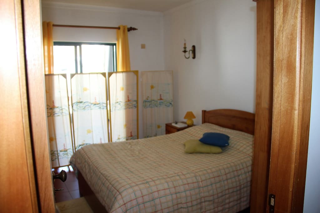 Quarto com cama de Casal