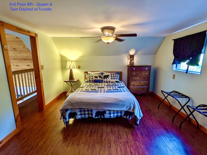 2nd floor bedroom. Contains 1 Queen bed, twin daybed & twin trundle/pullout