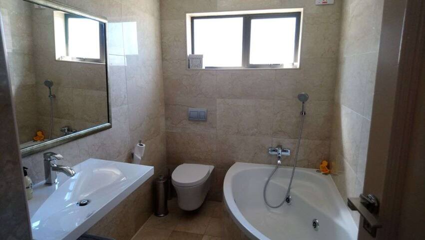 Luxury flat with magnificent views in Plattekloof gallery image 3