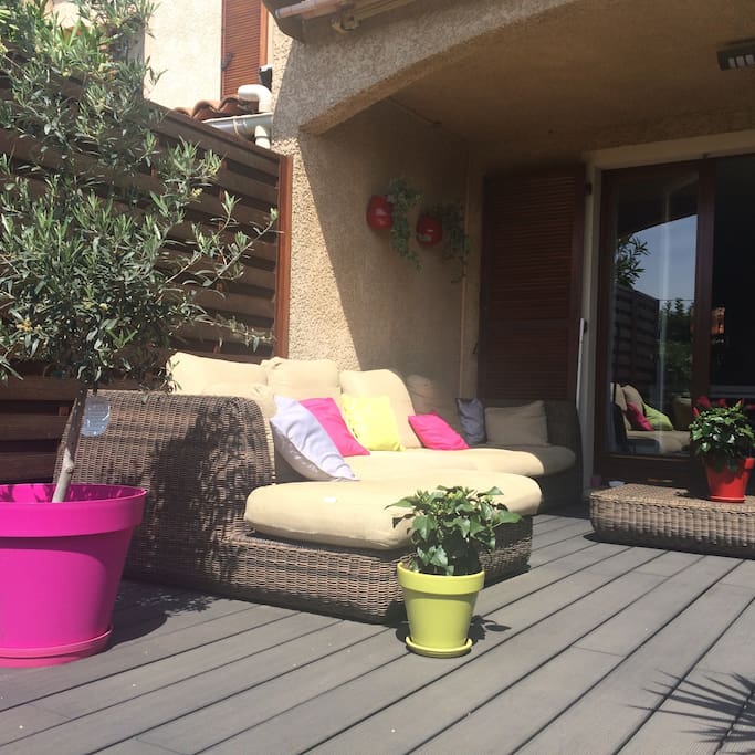 Terrasse côté sud de 35 m2 avec store Manuel et grand parasol sur la grande table en été