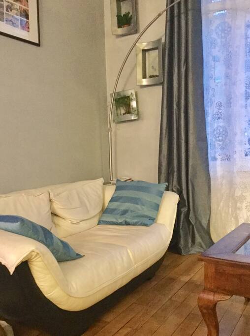 Salon et salle à manger de 40 m2. Pièce très lumineuse et agréable, plafonds haut typique de la région champenoise