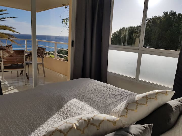 נוף מרהיב לים מהמיטה 