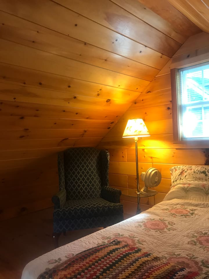 سرير مزدوج مع كرسي (غرفة نوم علوية)