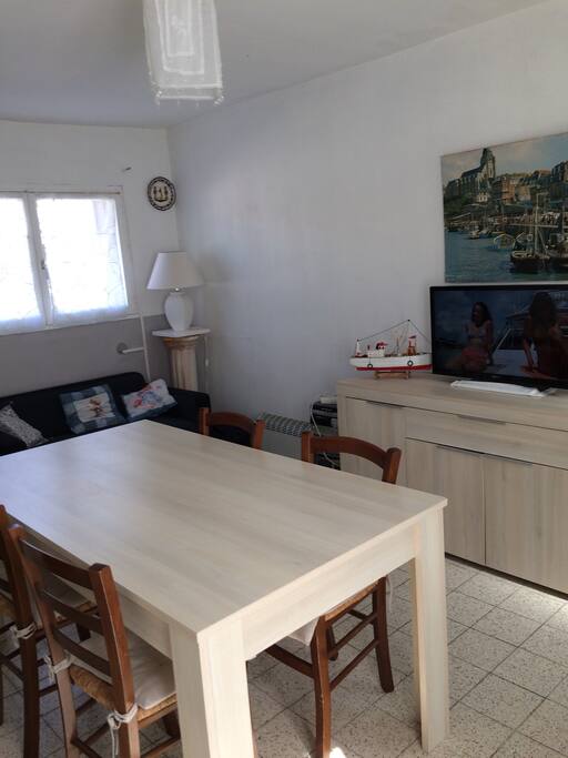 Le coin salon salle à manger dans la pièce principale rdc