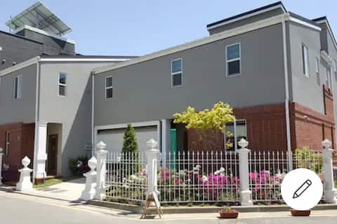 3 ~ 5 people/A warm space with a happy sunny yard and terrace (entire house/3 rooms)