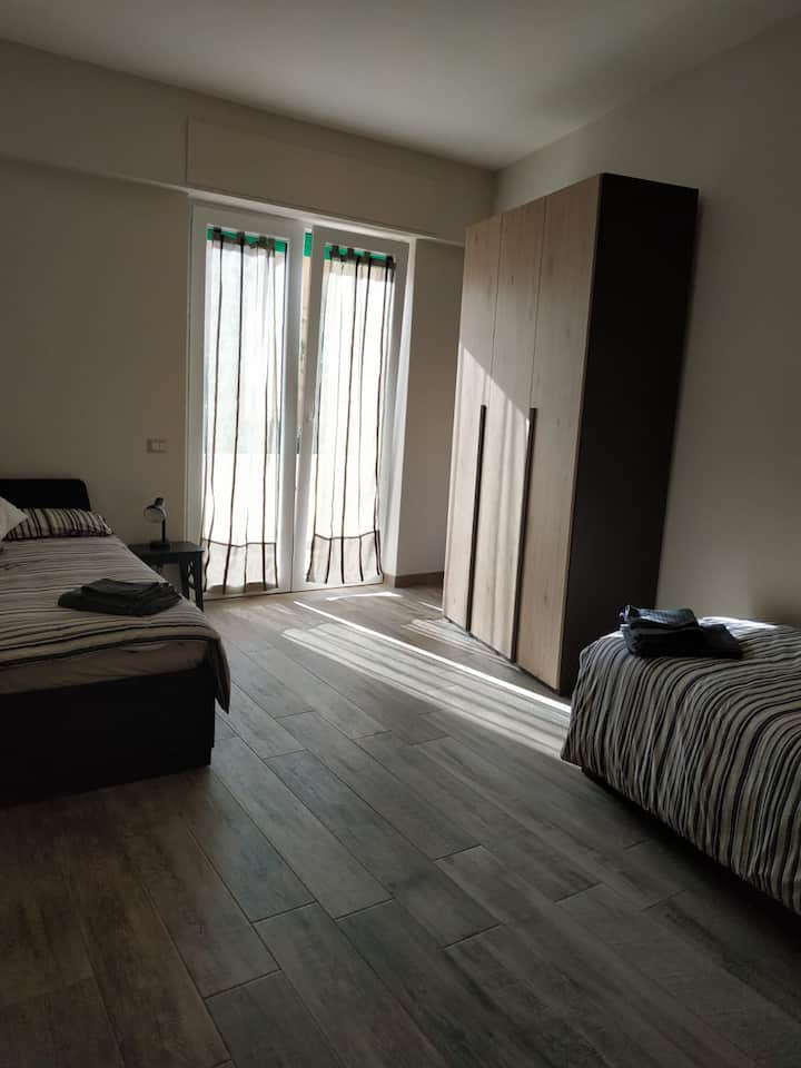 חדר שינה עם שתי מיטות יחיד, ניתן להכין מיטה זוגית על פי בקשה 