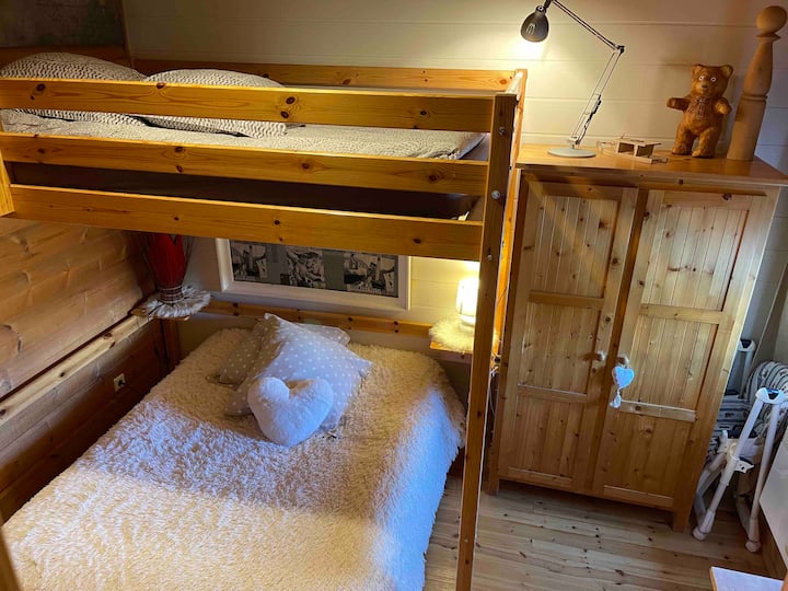 ห้องนอนที่ห้องครัวในห้องนั่งเล่น 
ลงมาเดินเล่น 
หรือมีเตียงสองชั้นของ 
2 คนในระดับที่มีสิ่งอำนวยความสะดวกครบครัน
บนบันไดไม้
และเตียงคู่ใต้เตียงสองชั้น 