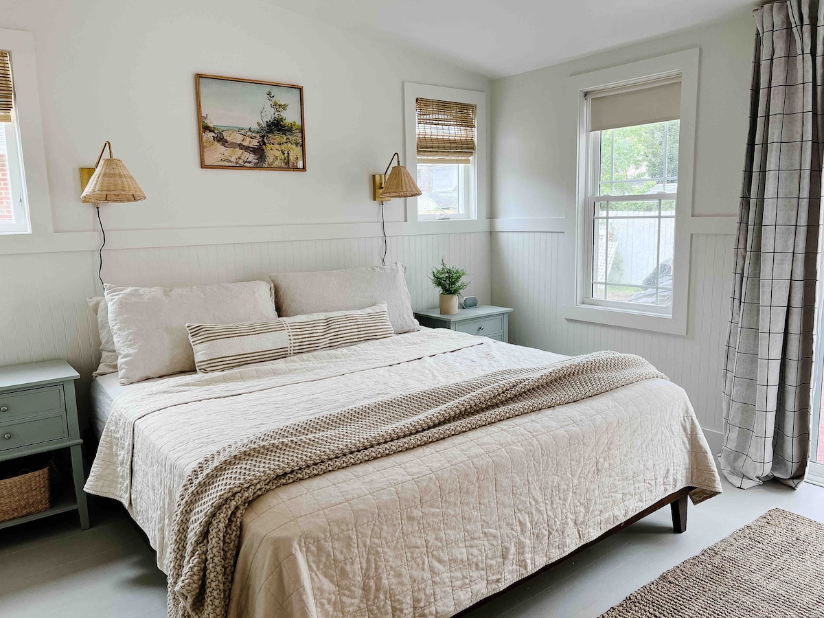 First floor king sized bed with smart tv 