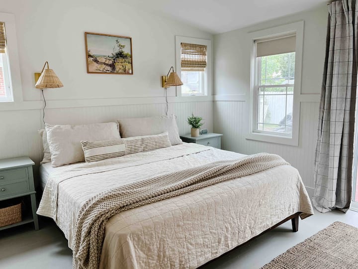 First floor king sized bed with smart tv 